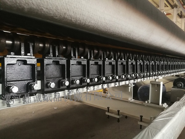 衛(wèi)生紙復卷機壓花裝置